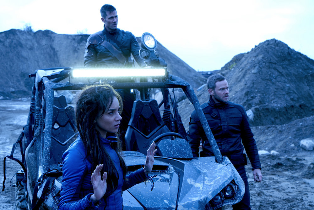 KILLJOYS -- Episode 203 -- Pictured: (l-r) Hannah John-Kamen as Dutch, Luke Macfarlane as D'avin, Aaron Ashmore as John -- (Photo by: Steve Wilkie/Syfy/Killjoys II Productions Limited)